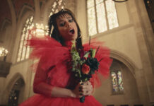 Anitta resgata o Rock da sua adolescência em clipe de “Boys Don’t Cry”