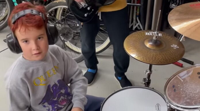 Aos 10 anos, filho de Scott Ian (Anthrax) toca Sepultura com pai em vídeo