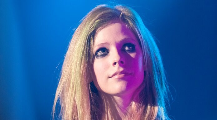 Avril Lavigne se junta a blackbear e celebra Pop Punk na inédita “Love It When You Hate Me”; ouça