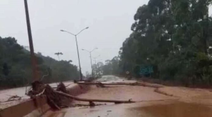 Barragem transborda em Nova Lima e deixa rodovia interditada após banho de lama