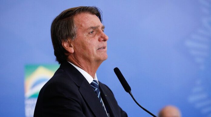 Bolsonaro diz que negocia PEC para zerar impostos e reduzir preços de combustíveis