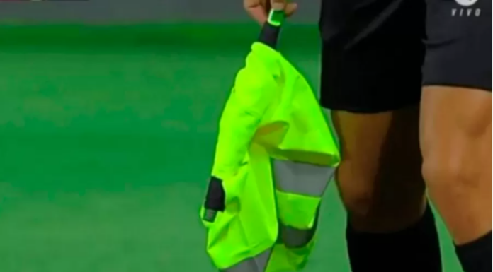 Conmebol suspende auxiliares brasileiros que improvisaram bandeirinha