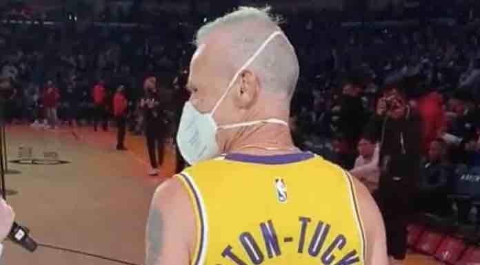 De máscara e uniforme, Flea se diverte fazendo cestas em jogo da NBA