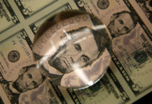 Dólar vai a R$ 5,71 com sinalização de alta nos juros dos EUA e risco fiscal; Bolsa cai 2,4%