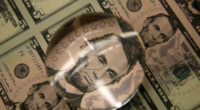 Dólar vai a R$ 5,71 com sinalização de alta nos juros dos EUA e risco fiscal; Bolsa cai 2,4%