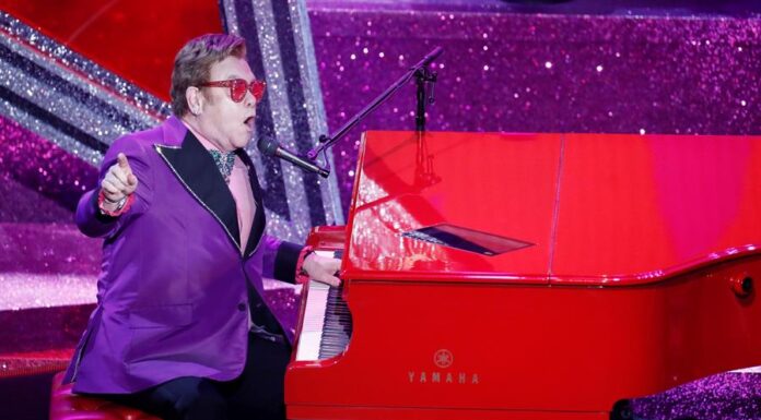 Elton John adia shows no Texas após testar positivo para Covid-19