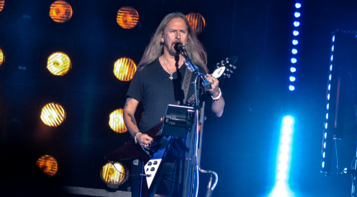 Em 1993, guitarrista do Alice in Chains oferecia recompensa no Jornal Nacional por medalhão roubado no Brasil