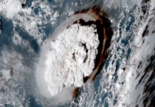 Erupção de vulcão submarino causa tsunami no Pacífico; veja vídeos