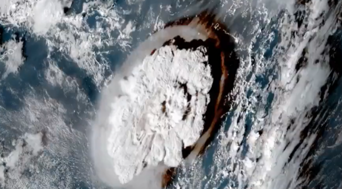 Erupção de vulcão submarino causa tsunami no Pacífico; veja vídeos