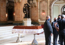 Familiares e amigos se despedem de Elza Soares em velório no Theatro Municipal do Rio