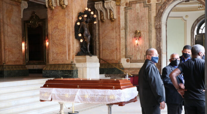 Familiares e amigos se despedem de Elza Soares em velório no Theatro Municipal do Rio