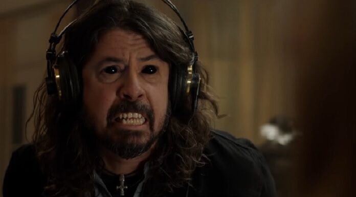 Foo Fighters tenta salvar um Dave Grohl possuído no trailer de Studio 666