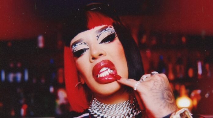 Gloria Groove sobe em comunidade para gravar clipe