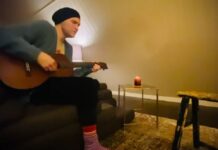 Josh Klinghoffer relembra Betty White tocando tema de “Supergatas”