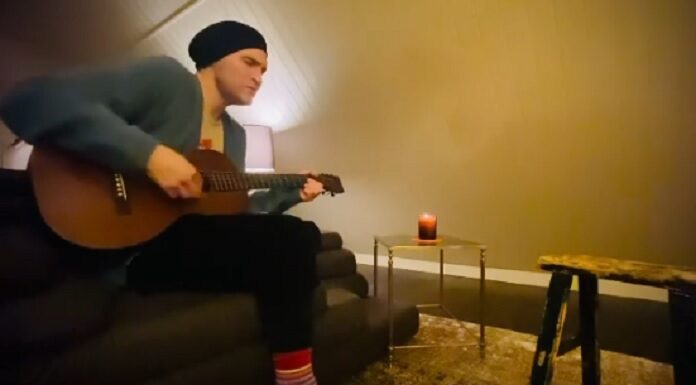 Josh Klinghoffer relembra Betty White tocando tema de “Supergatas”