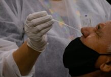 Média móvel de novos casos de Covid-19 atinge marca recorde pelo 12º dia consecutivo