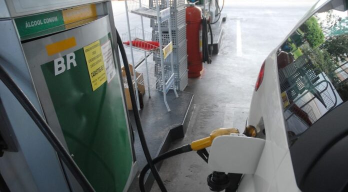 PEC dos combustíveis pode ampliar rombo nas contas públicas, avalia economista