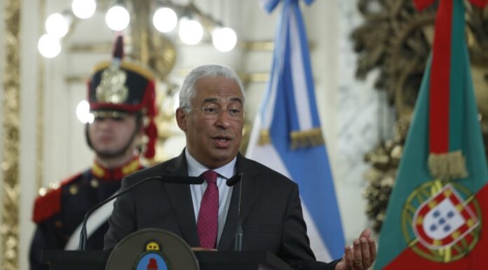 Partido Socialista do premiê António Costa vence as eleições em Portugal