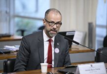 Presidente da Anvisa rebate Bolsonaro, nega corrupção na agência e cobra retratação