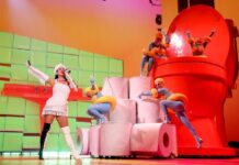 Residência de Katy Perry em Las Vegas estreia com banheiro gigantesco no palco; vídeos