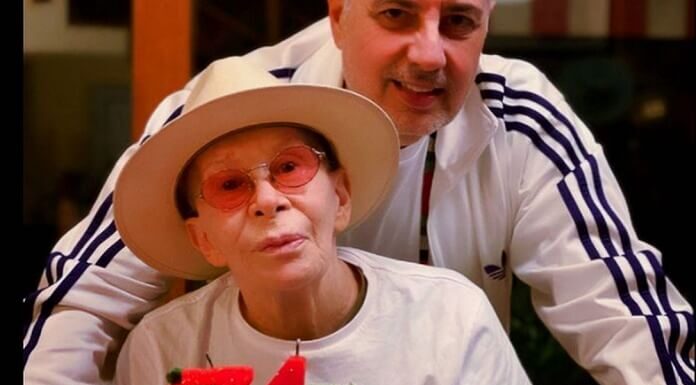 Roberto de Carvalho compartilha foto com Rita Lee e celebra força da cantora