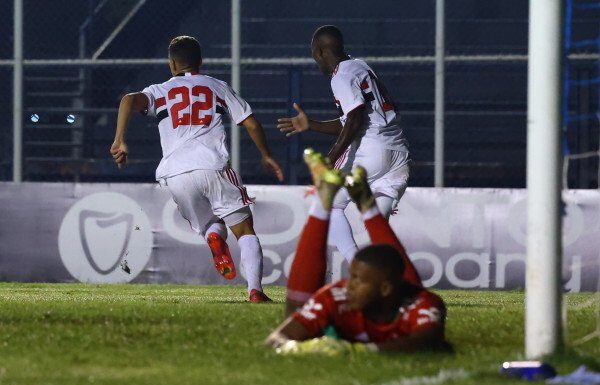 São Paulo vira contra o Cruzeiro e enfrenta o Palmeiras na semifinal da Copinha