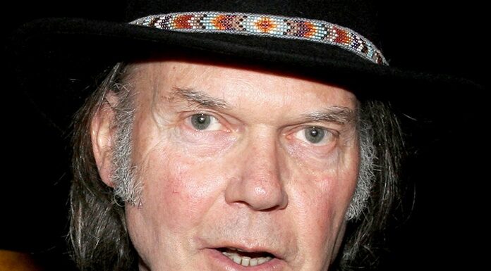 Spotify perde Neil Young após ficar do lado de podcast que comparou vacinação ao nazismo
