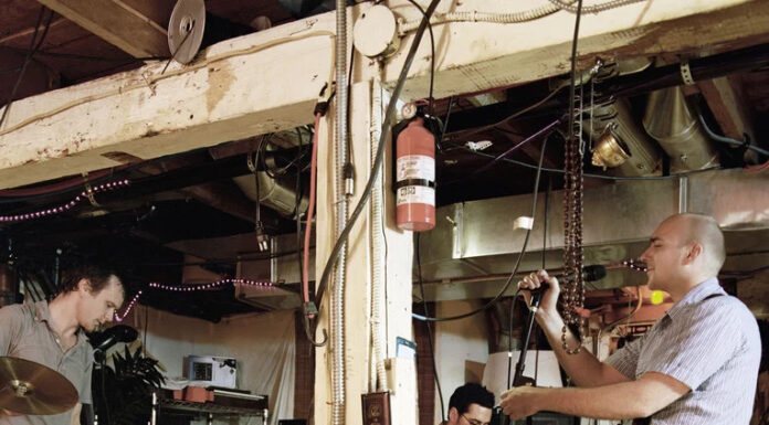 Sunny Day Real Estate, banda pioneira do Emo, anuncia turnê de reunião