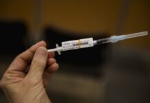 Taxa de vacinação contra a Covid-19 quadruplica após Quebec proibir venda de álcool e maconha a não imunizados