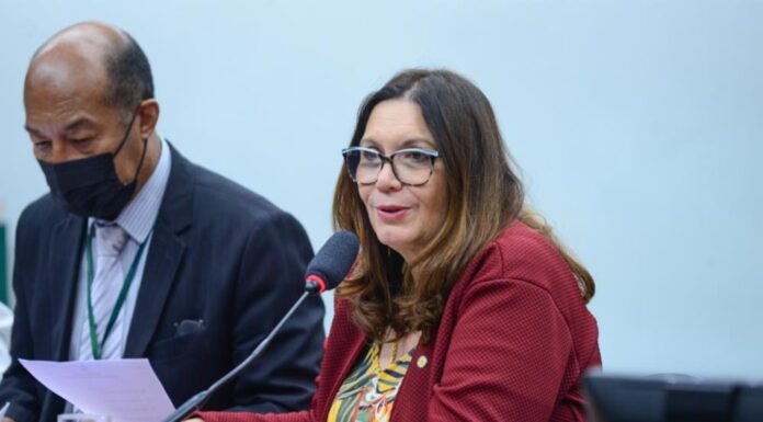 ‘Queremos que seja respeitado o direito de escolha dos pais’, diz Bia Kicis sobre vacinação