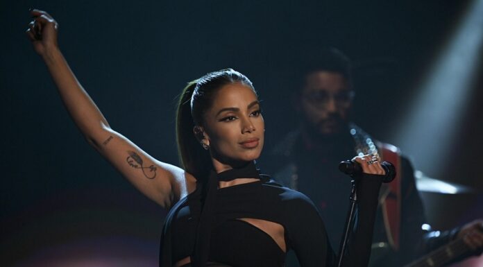 Anitta canta ‘Boys Don’t Cry’ em programa de Jimmy Fallon e diz ter sido influenciada por Panic! At the Disco
