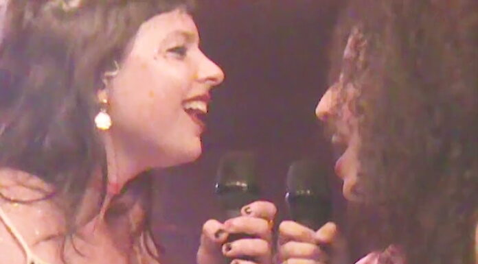 Bala Desejo faz a festa em clipe ao vivo da ótima “Baile de Máscaras”