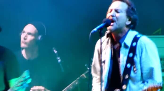 Com supergrupo, Eddie Vedder toca Pearl Jam e covers de R.E.M., The Beatles e mais