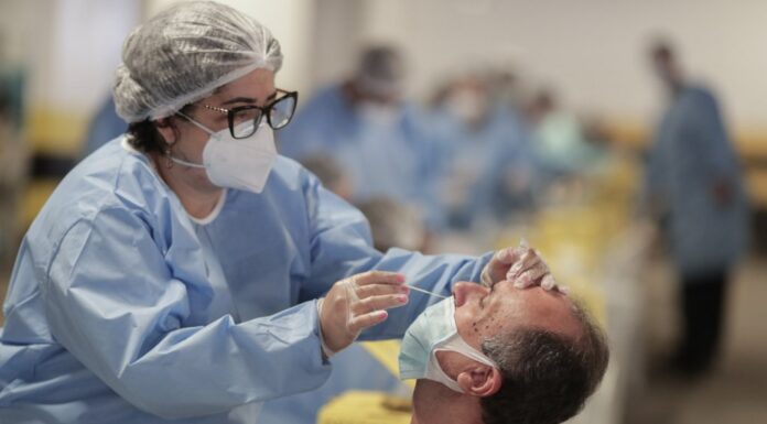 Contágios e internações caem e Ômicron dá sinais de recuo na América Latina, diz Opas