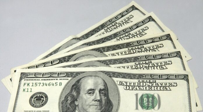 Dólar recua mesmo com o aumento da tensão internacional; Bolsa sobe