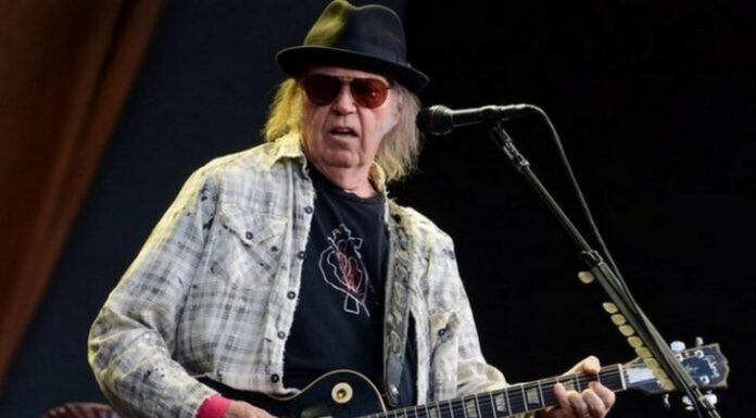 Neil Young faz apelo para que funcionários deixem o Spotify antes que empresa “devore suas almas” – Música