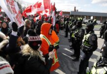 Polícia do Canadá desocupa ponte bloqueada e protesto ocorre em Ottawa