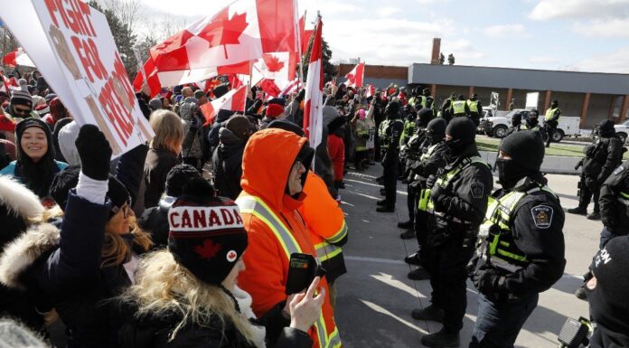 Polícia do Canadá desocupa ponte bloqueada e protesto ocorre em Ottawa