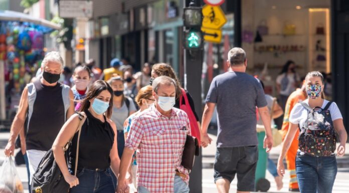 Taxa de transmissão para de crescer, mas pesquisador alerta: ‘SP ainda terá muitos casos nas próximas semanas’